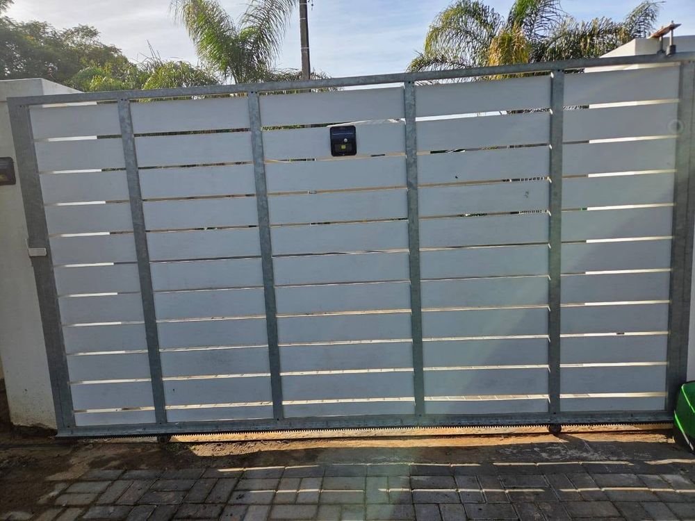 Horizontal-slat sliding gate with a keypad unit set into the frame