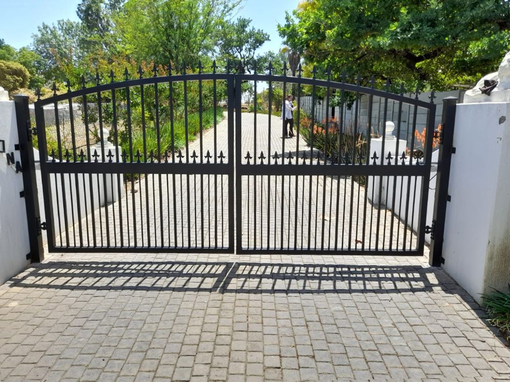 Black steel arched double swing gate with spear tops